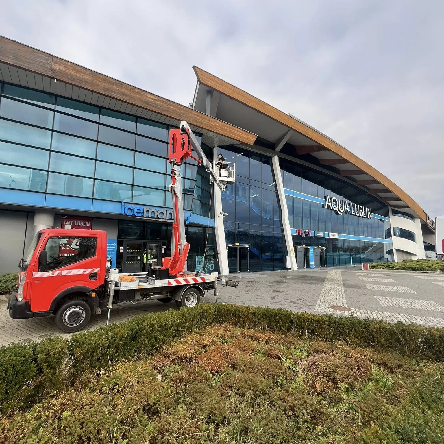 Prace na wysokościach z podnośnika